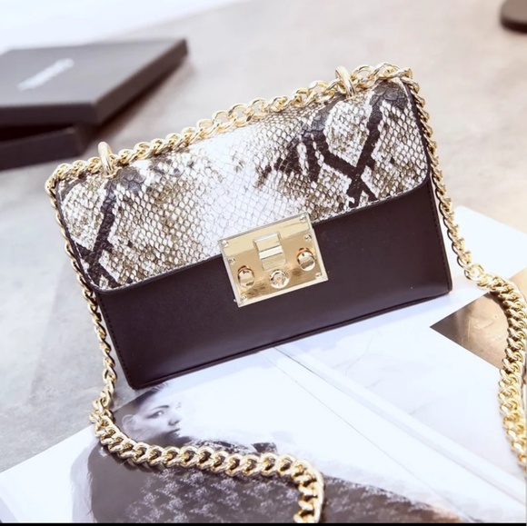 Black Ombre cross body bag in snake print🆕️ - Picture 8 of 8